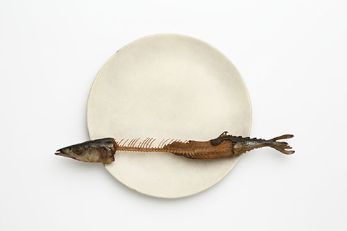 【木彫】 前原冬樹≪一刻：皿に秋刀魚≫ 2014年 個人蔵
